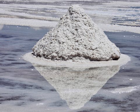Relocation of strategic resources: the French lithium vein