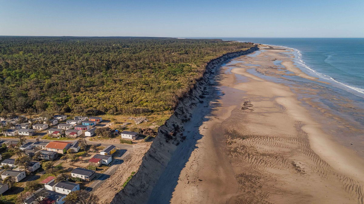 Sur les plages de l'Atlantique, l'érosion côtière révèle les lacunes juridiques françaises