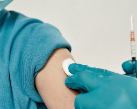 Pour vaincre l’épidémie, faudra-t-il aussi vacciner les enfants ?