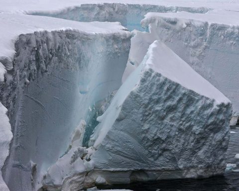 Le glacier Thwaites, géant de l’Antarctique, miné par des flux d’eau chaude inattendus.