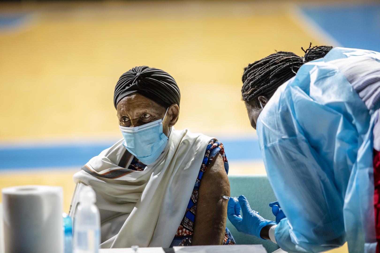 En manque de vaccins, l'Afrique est frappée par une troisième vague "brutale" de Covid-19