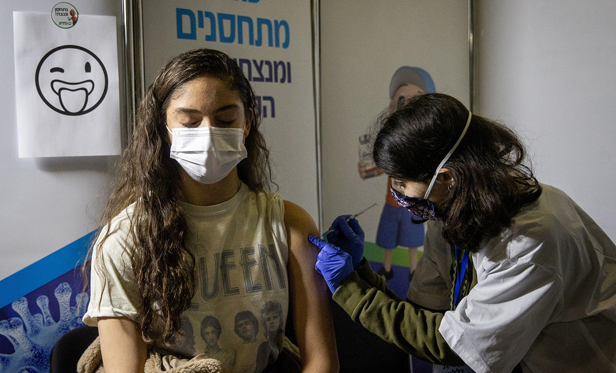 Comment Israël, un des pays les plus vaccinés, tente de contrôler le rebond épidémique