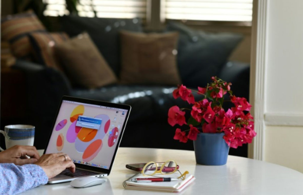 Le télétravail est devenu un privilège de cadres et une charge pour les femmes